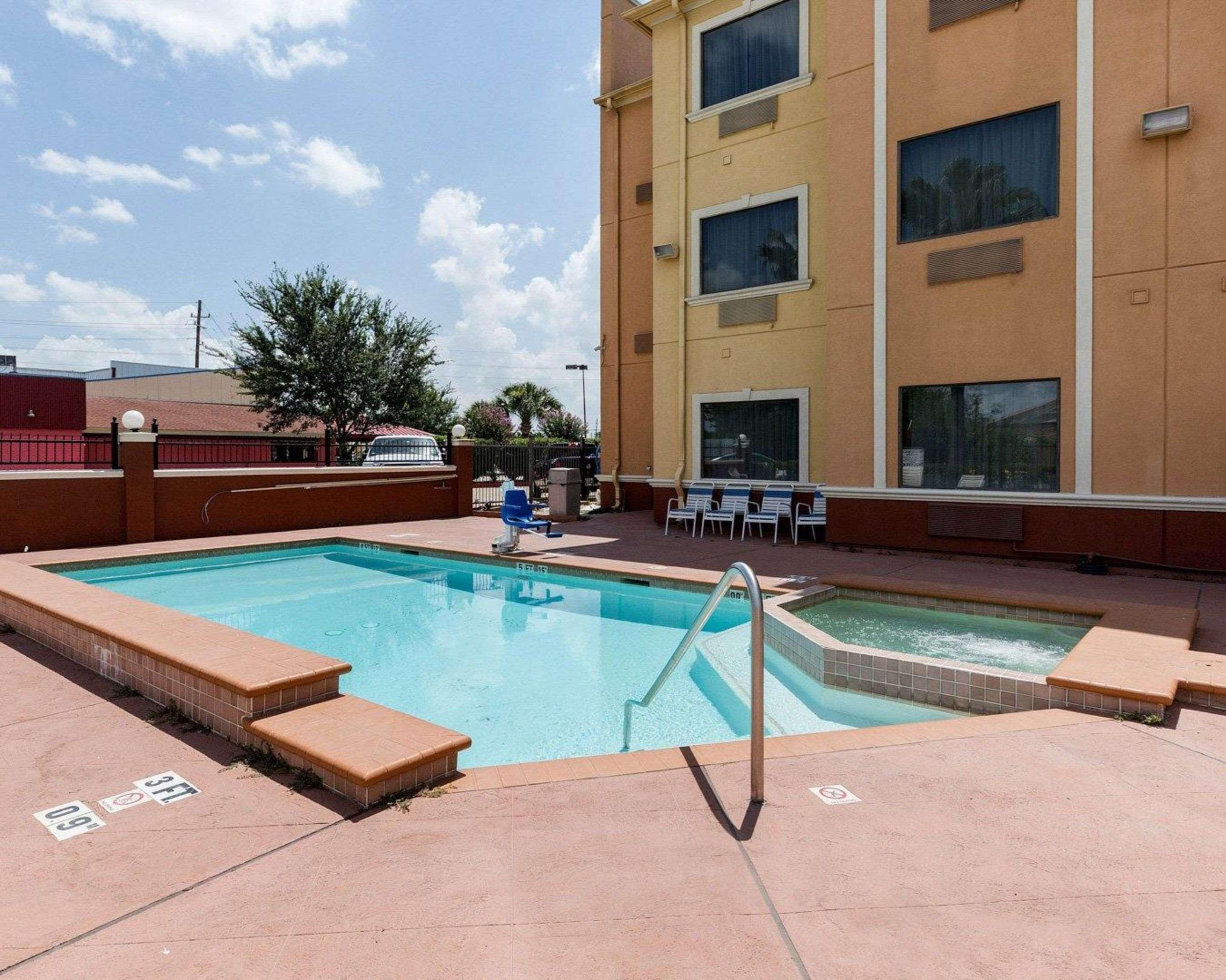 Quality Suites Houston Nw Cy-Fair Jersey Village Exterior photo